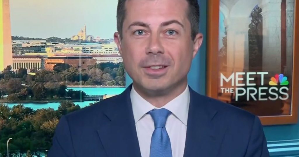 Pete Buttigieg explica por qué la relación de Donald Trump con Laura Loomer es mala en sólo dos palabras