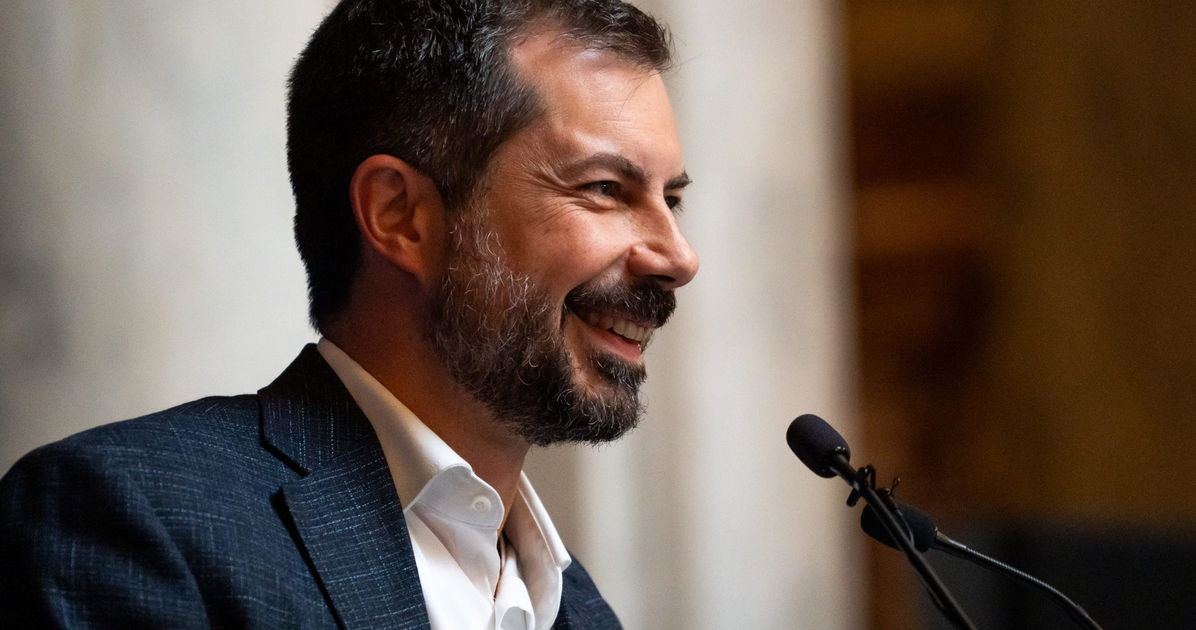 Pete Buttigieg intercambia críticas con el congresista MAGA