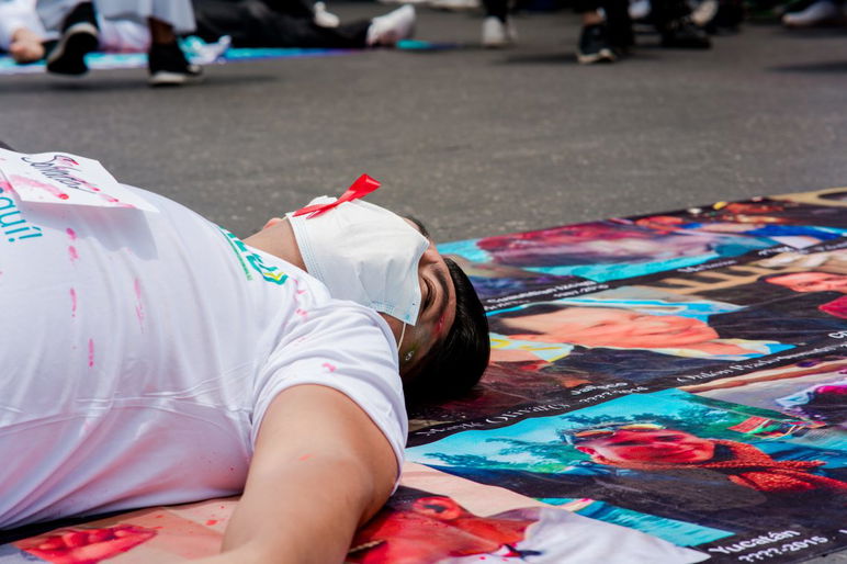 Ciudad de México, México; 25 de junio de 2022: marcha del orgullo, persona que protesta por los asesinatos contra personas lgbtq+ en la ciudad de méxico. 
