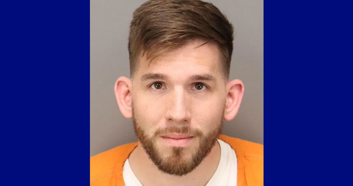 Trabajador de una funeraria pierde su trabajo después de romper con furia la bandera del Orgullo de Starbucks