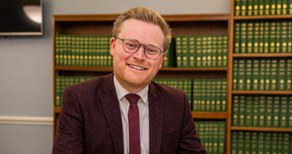 Un legislador gay comparte valientemente la historia de su agresión sexual para “aplastar el estigma”