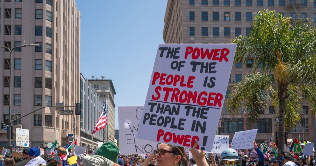 Un veterano estratega político dice que los demócratas pueden ganar las elecciones intermedias si se presentan con “pura rabia económica”