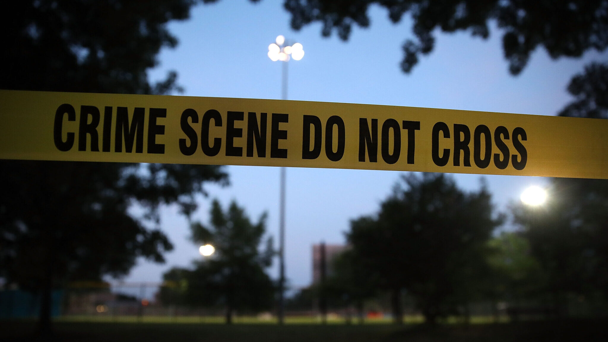 Varios muertos después de que un automóvil aceleró hacia la acera y se estrelló contra un club nocturno gay en Tampa