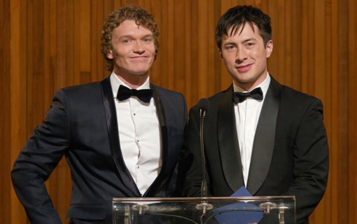 Las estrellas de Heated Rivalry transmiten un mensaje sincero a los jóvenes LGBTQ+: 'Ocupa espacio, sé tú mismo'