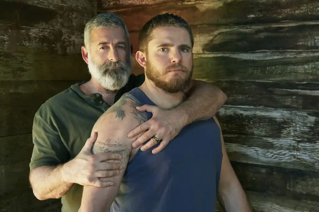 Dos osos abrazándose.