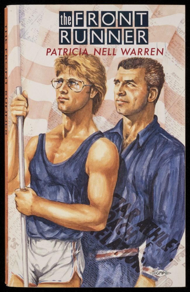 La portada del libro en color burdeos muestra un retrato del autor gay negro James Baldwin y una cita sobre la edición del vigésimo aniversario del libro.