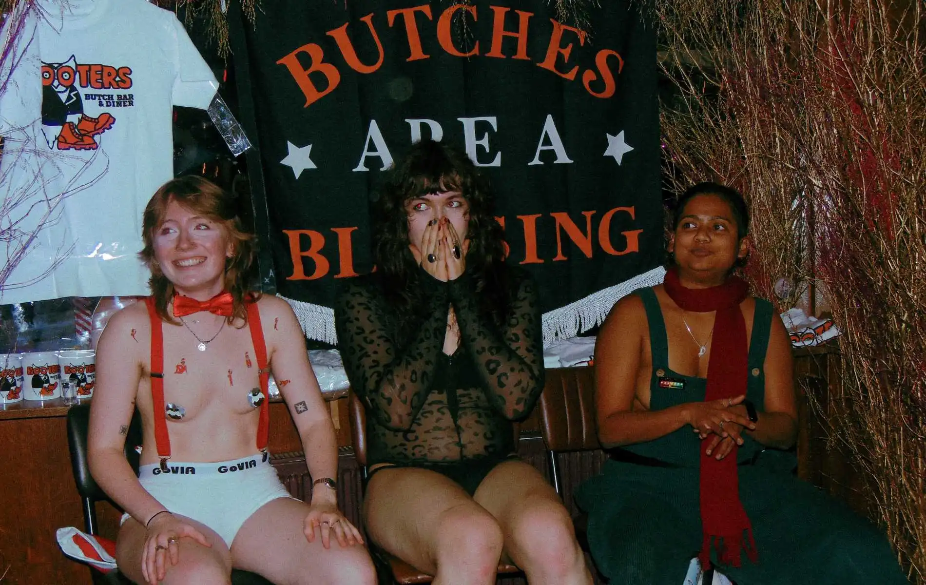 ¡Ho ho homosexuales! El concurso Dyke Santa atrae a Papá Noel desnudo, a la mujer señora Clauses y a los Grinches cursis