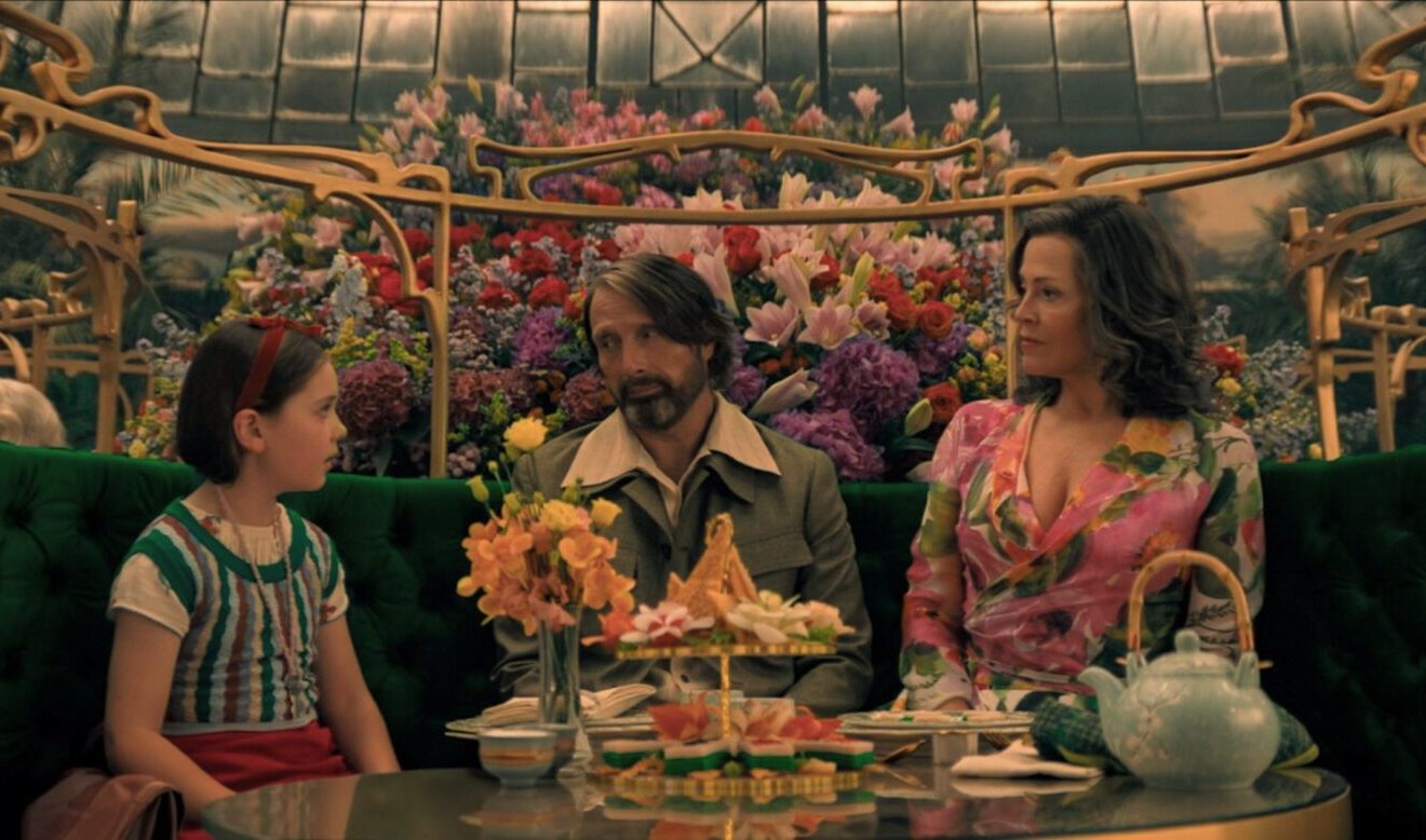 Sophie Sloan, Mads Mikkelsen y Sigourney Weaver en Dust Bunny.