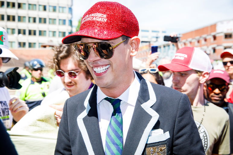 El autoproclamado exgay Milo Yiannopoulos dirigió el desfile y mitin del orgullo heterosexual de Boston en 2019.