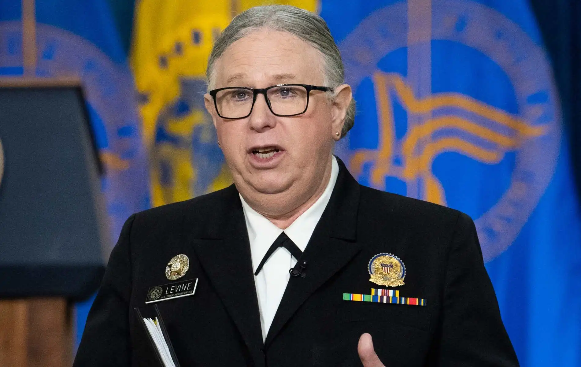 La administración Trump nombra a la almirante trans Rachel Levine en un retrato oficial del gobierno