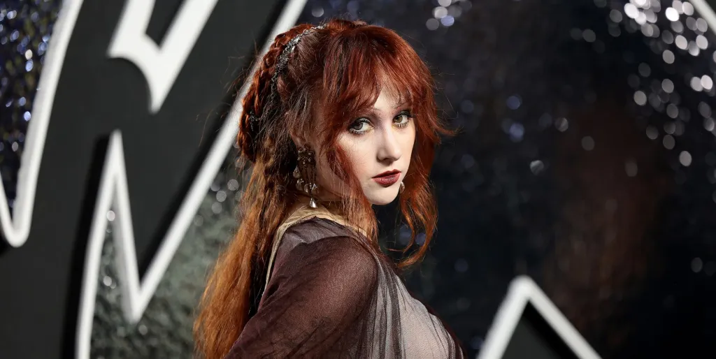 Chappell Roan en la alfombra roja de los premios VMA 2024 con un vestido transparente negro y plateado.