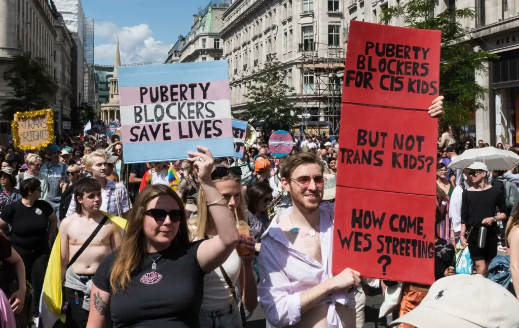 Activistas críticos con el género exigen que se descarte el ensayo sobre bloqueadores de la pubertad