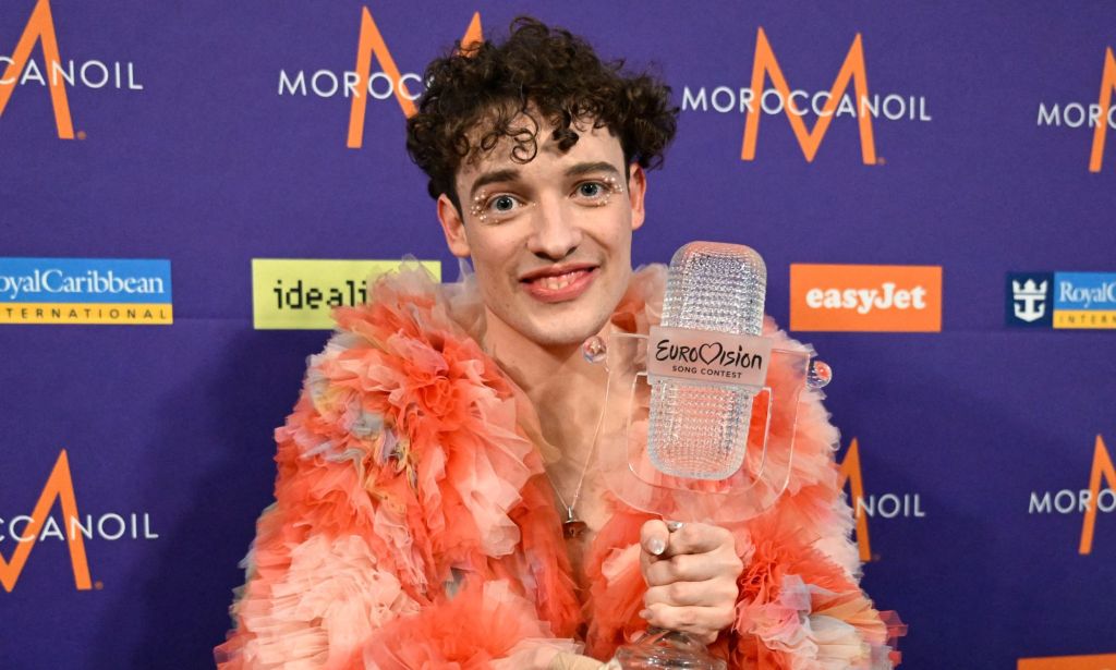 Nemo, ganador del Festival de la Canción de Eurovisión, con su trofeo.