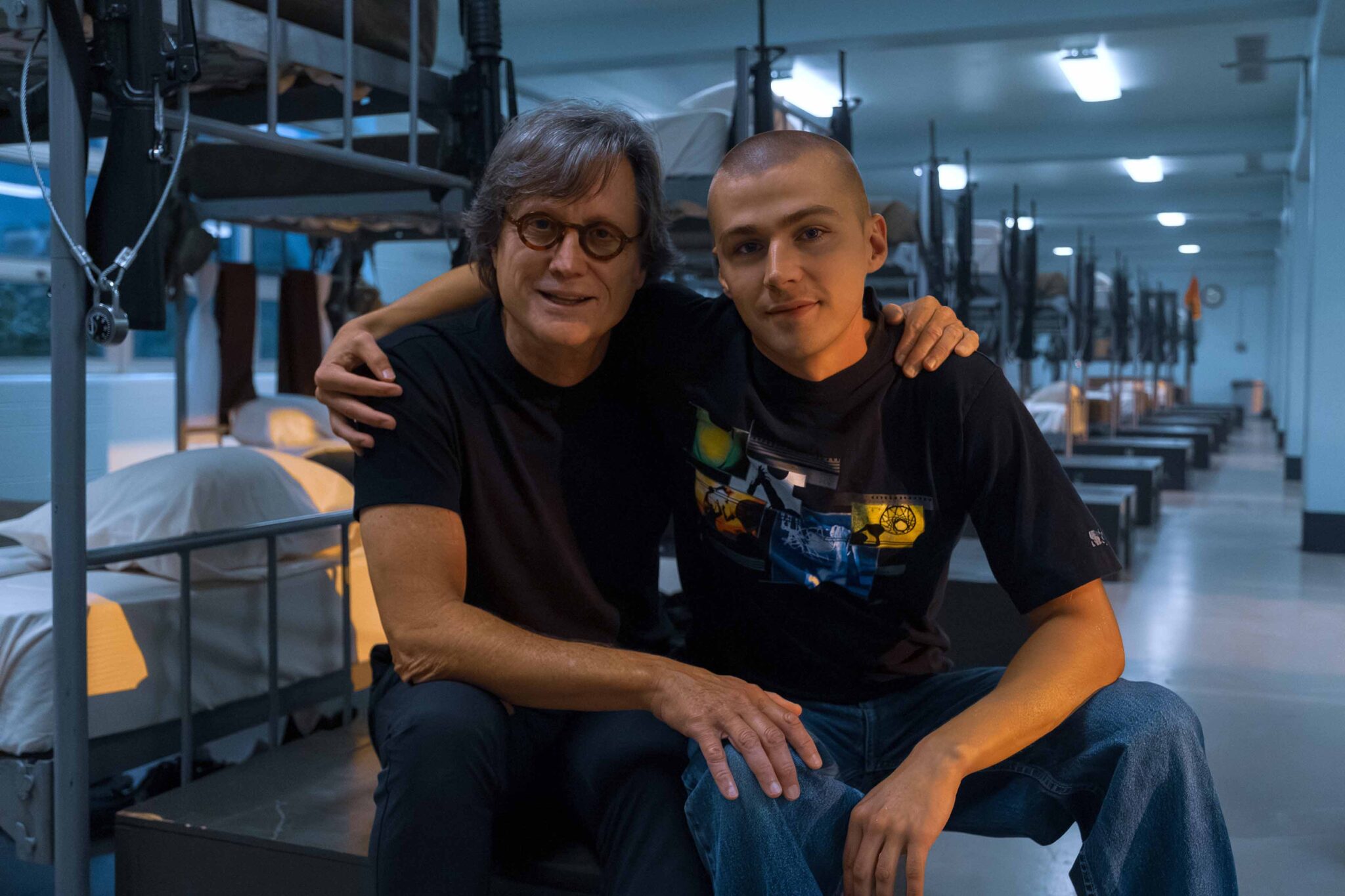 BOTAS. (De izquierda a derecha) El coproductor Greg Cope White y Miles Heizer detrás de escena del episodio 106 de Boots. Cr. Patti Perret/Netflix © 2024