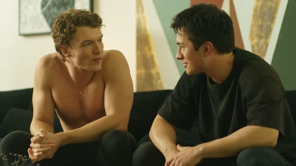 Connor Storrie y Hudson Williams en Rivalidad acalorada