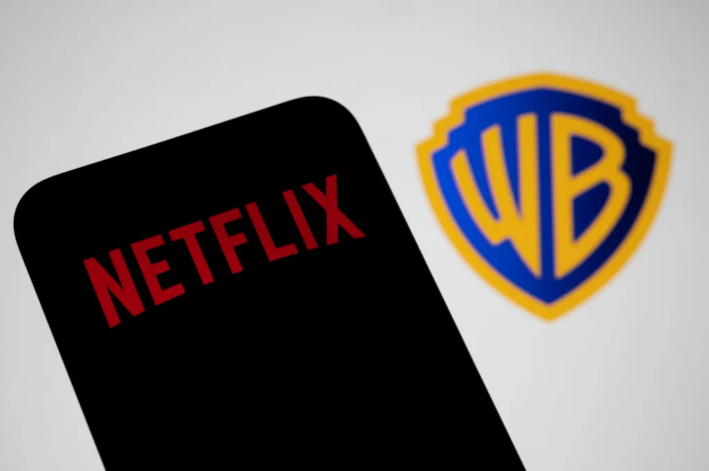 En esta ilustración fotográfica, el logotipo de Netflix aparece en un teléfono celular con el logotipo de Warner Bros. de fondo, en Creteil, Francia, el 10 de diciembre de 2025. (Samuel Boivin/NurPhoto vía Getty Images)