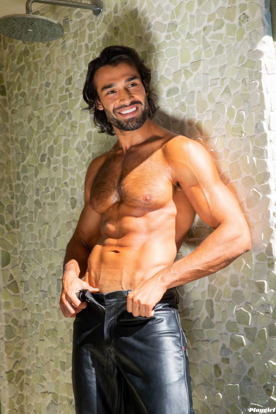 Sam Asghari por Playgirl. Foto: Playgirl / Katie Levine