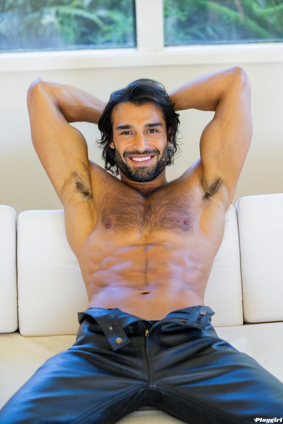 Sam Asghari por Playgirl. Foto: Playgirl / Katie Levine