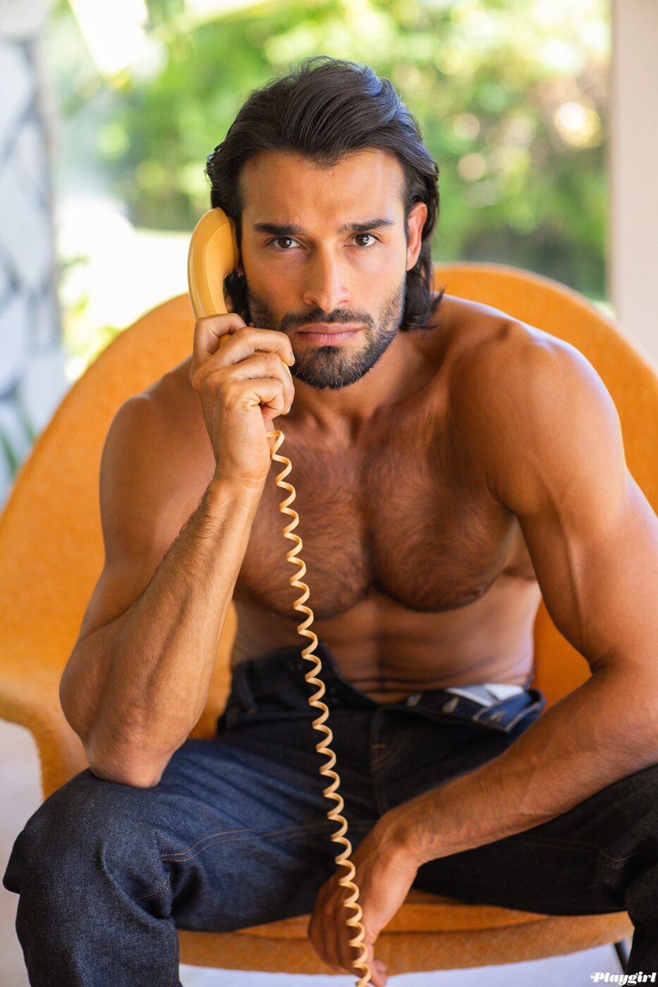 Sam Asghari por Playgirl. Foto: Playgirl / Katie Levine