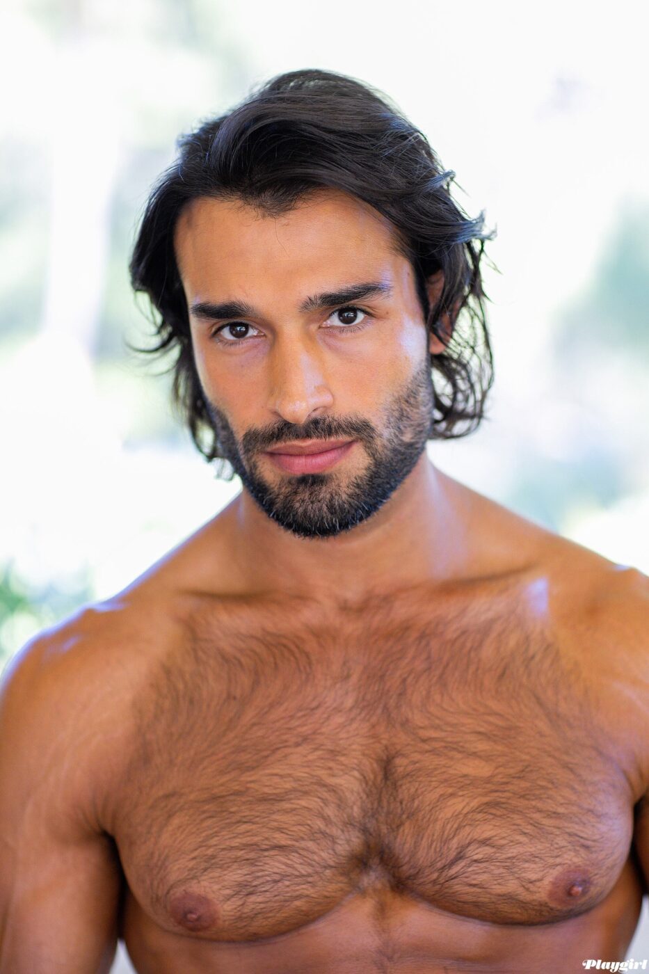 Sam Asghari por Playgirl. Foto: Playgirl / Katie Levine