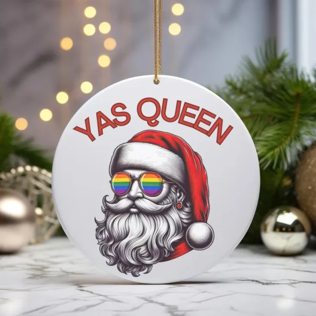 Adorno de Papá Noel 'Yas Queen'. 