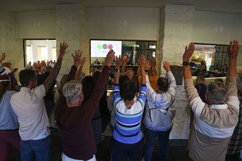Una multitud desbordada levanta la mano en el vestíbulo de las cámaras del concejo municipal para mostrar su apoyo durante la parte de comentarios públicos de la reunión del Concejo Municipal de Palm Desert en la que estaban revisando el reconocimiento del Mes del Orgullo. La abrumadora muestra de apoyo fue continuar reconociendo el Mes del Orgullo en Palm Desert, California, el 16 de diciembre de 2025.