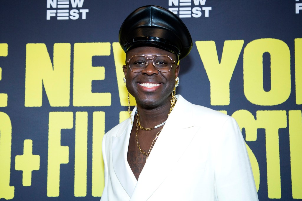 Bob the Drag Queen con sombrero de cuero negro y accesorios dorados