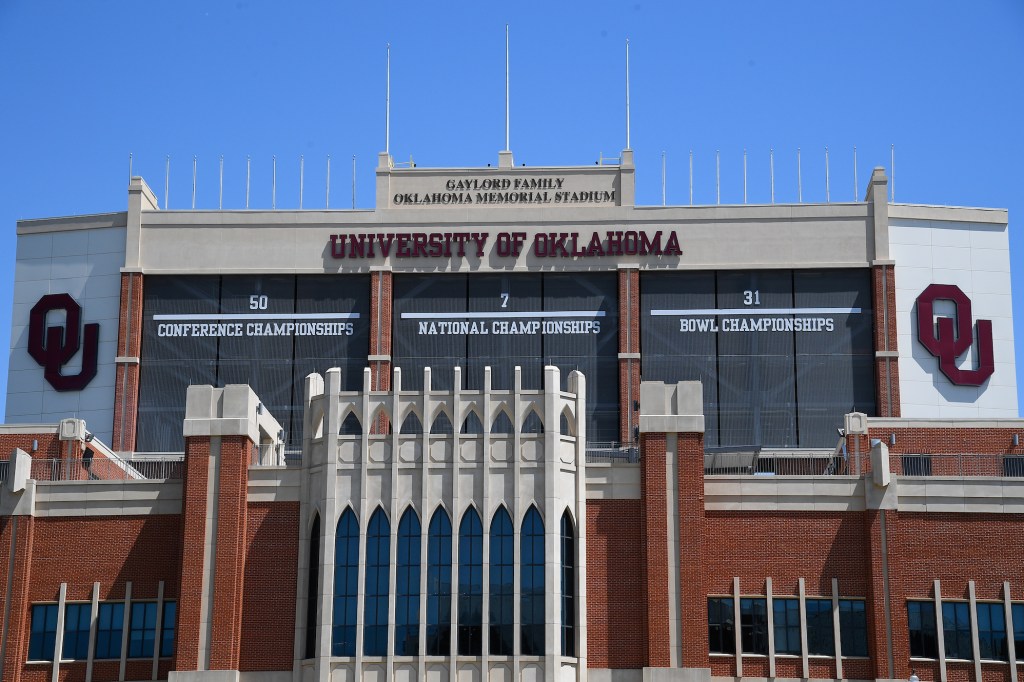NORMAN, OK - 8 DE JUNIO: Una vista general del logotipo de OU y la señalización de 50 campeonatos de conferencia, 7 campeonatos nacionales y 31 campeonatos de tazón el 8 de junio de 2025, en la fachada de la familia Gaylord - Oklahoma Memorial Stadium en la Universidad de Oklahoma en Norman, OK. (Foto de Erica Denhoff/Icon Sportswire vía Getty Images)