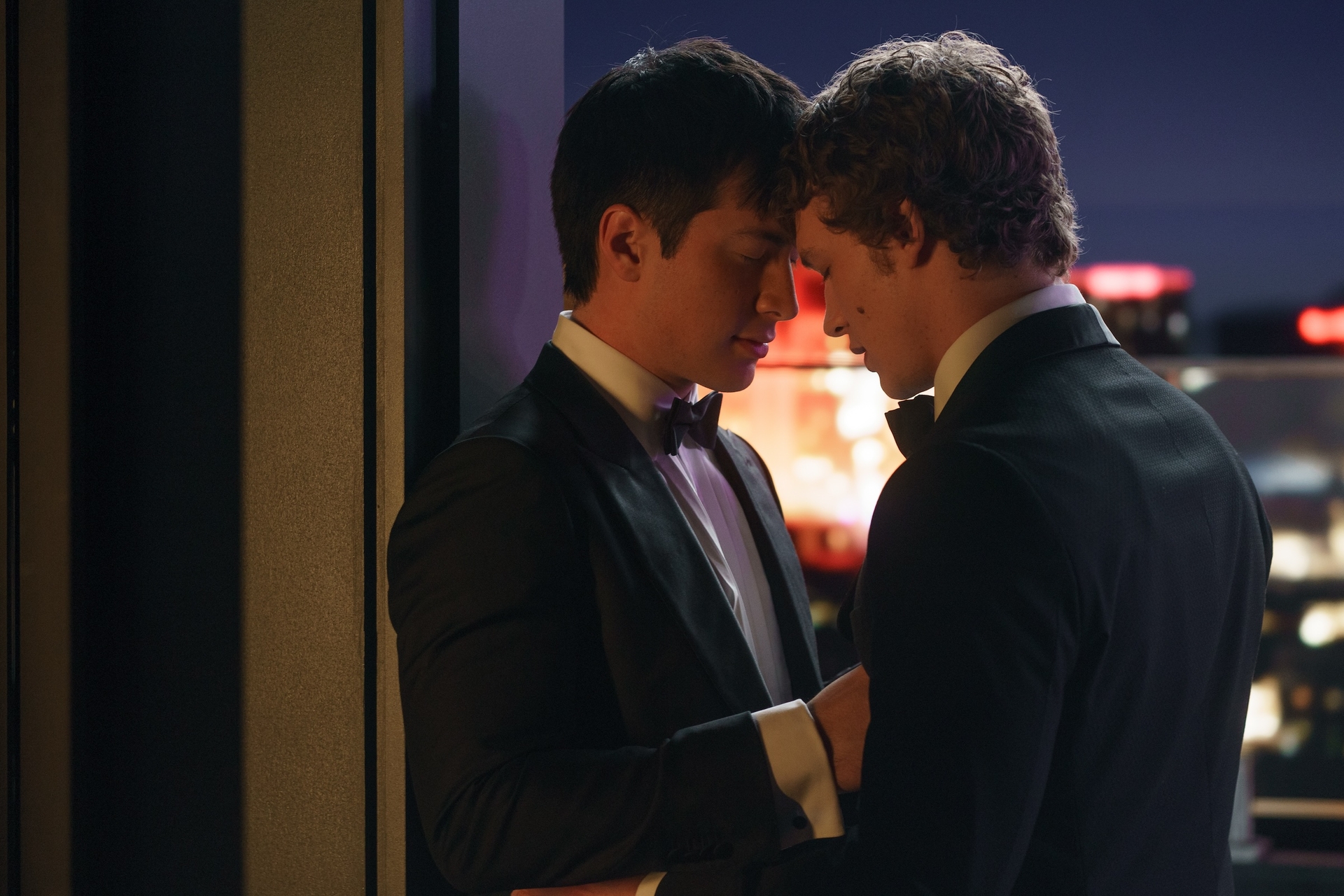 Hudson Williams as Shane Hollander and Connor Storrie as Ilya Rozanov