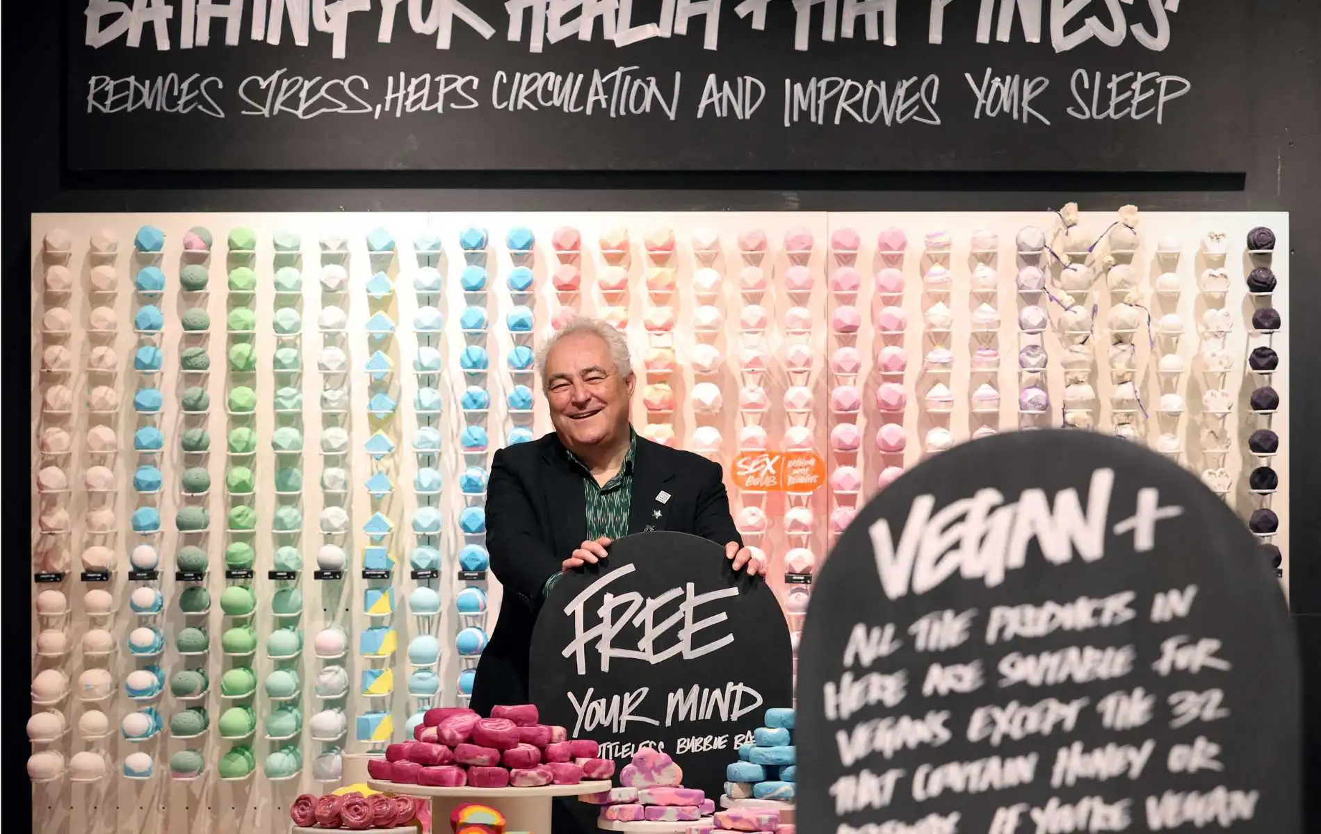 El cofundador de Lush, feliz de haber sido "despertado", les dice a los fanáticos que no entren