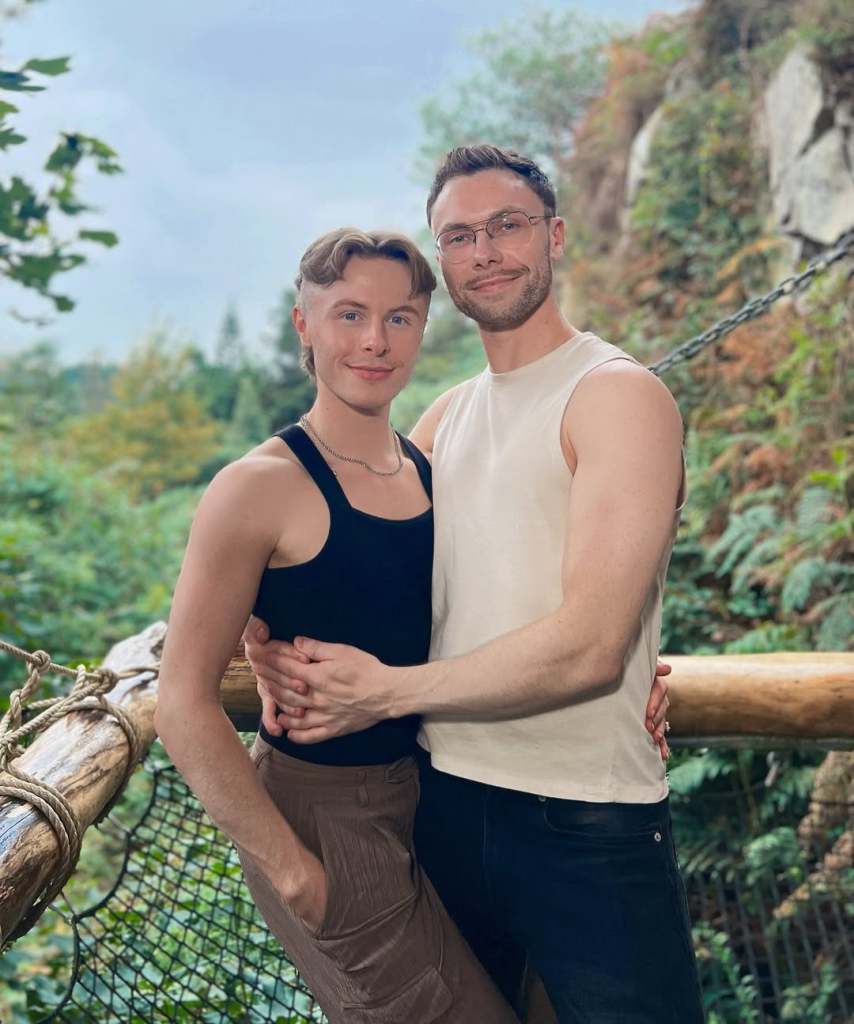 Joshua Cargill y su novio Johnson Orr posando juntos