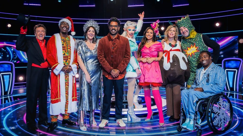 El elenco del especial navideño de The Weakest Link en el estudio, todos vestidos de fiesta