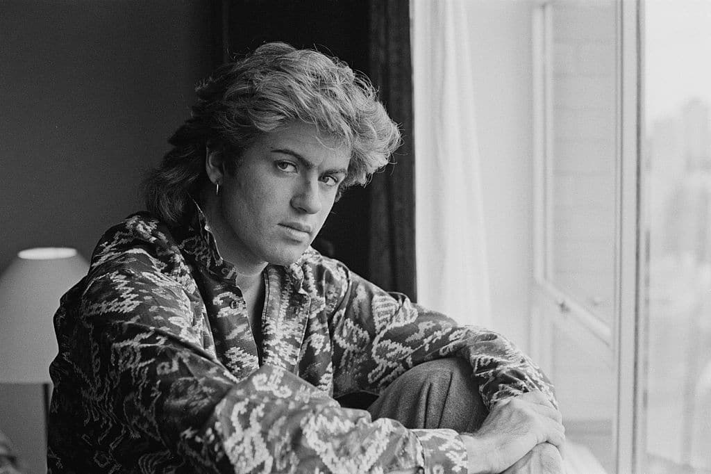 El cantautor británico George Michael, de Wham!, en una habitación de hotel de Sydney durante la gira mundial del dúo pop de 1985.