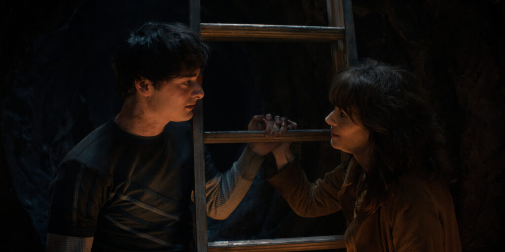 COSAS MÁS EXTRAÑAS: TEMPORADA 5. (De izquierda a derecha) Noah Schnapp como Will Byers y Winona Ryder como Joyce Byers en Stranger Things: Temporada 5. Cr. Cortesía de Netflix/Netflix © 2025