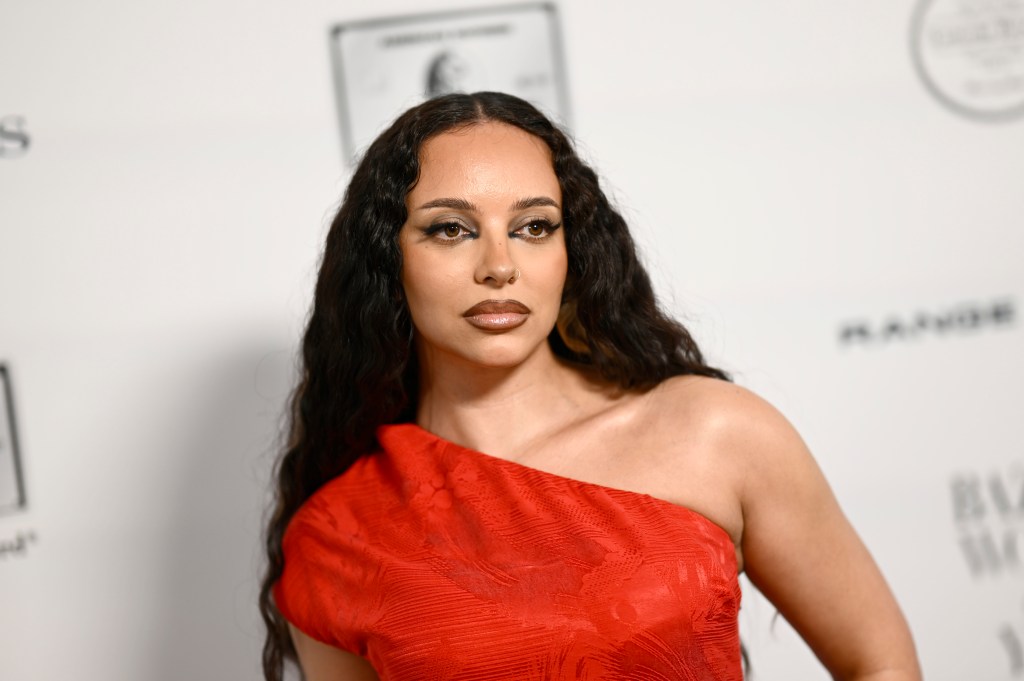 JADE con un vestido rojo en una alfombra roja