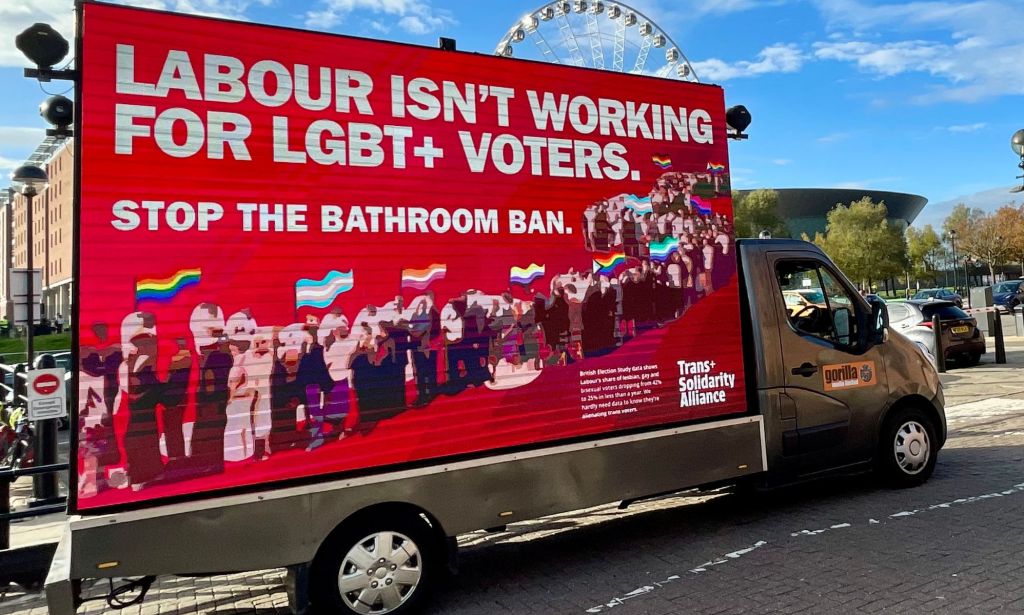 La Alianza Trans+ Solidaridad estacionó la camioneta afuera del lugar de la conferencia laborista.