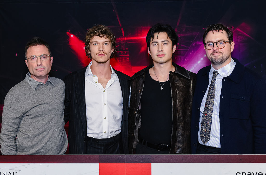 Jacob Tierney, Connor Storrie, Hudson Williams y Brendan Brady asisten al estreno de Heat Rivalry