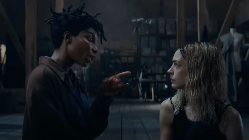 Madre María todavía: Michaela Coel y Anne Hathawa mirándose fijamente