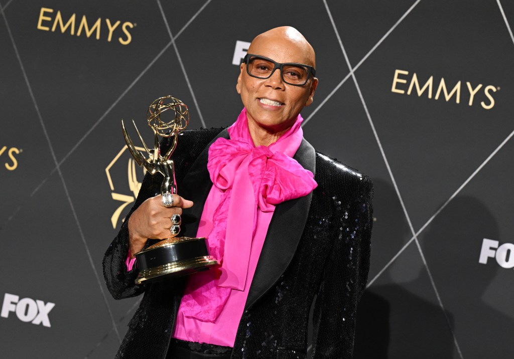 RuPaul, ganador del Concurso de Reality TV Sobresaliente por "La carrera de resistencia de RuPaul" posa en la sala de prensa de la 75ª edición de los Primetime Emmy Awards