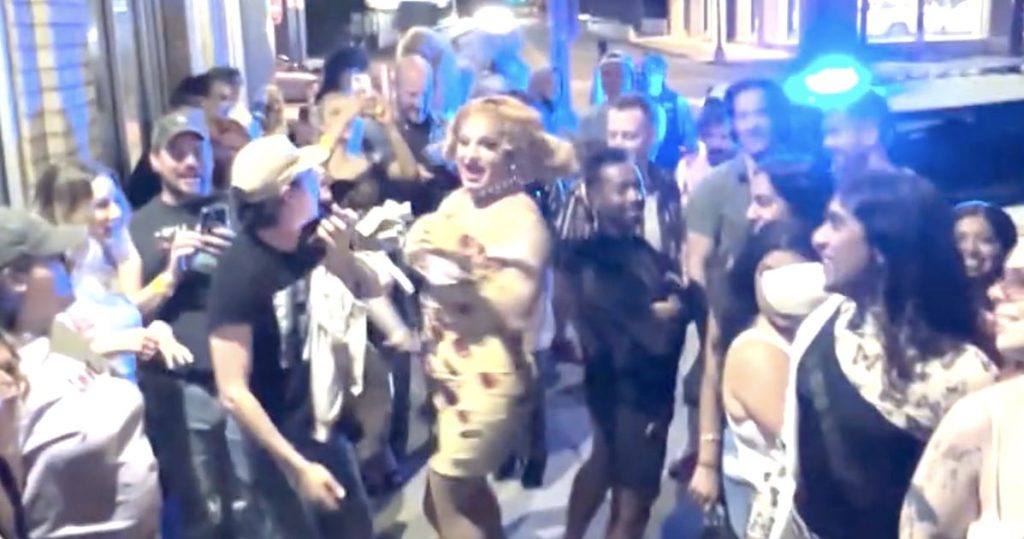 20 policías allanaron un bar gay para realizar un “control de cumplimiento”. Entonces los clientes hicieron algo sorprendente.