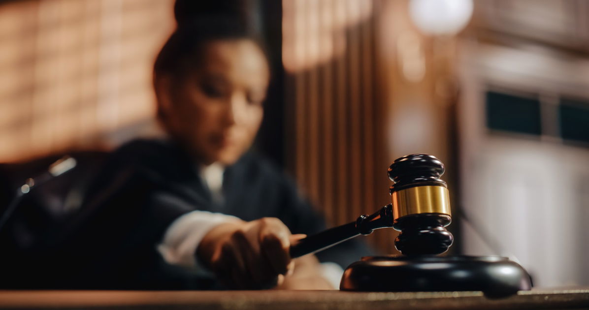 Acechó y acosó a dos atletas trans. Un juez acaba de dictar la ley en su contra.