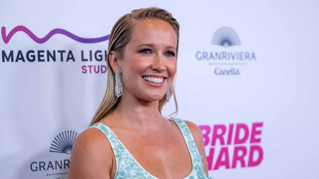 Anna Camp bromea que no notó las señales de que era queer 'antes de casarme con todos estos hombres'