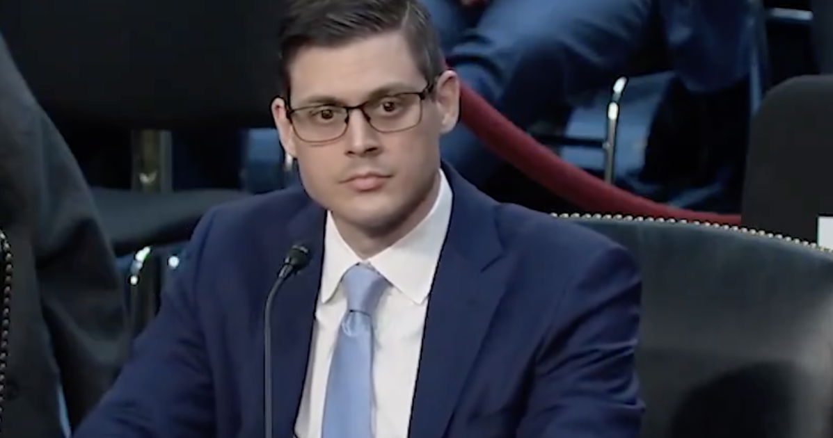 Candidato judicial se retuerce en acalorado intercambio por comentarios anteriores anti-mujer y anti-LGBTQ+