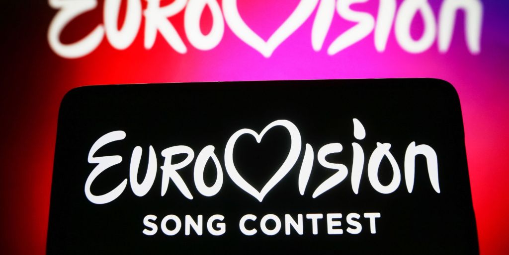 El logotipo del Festival de la Canción de Eurovisión (ESC) se ve en un teléfono inteligente y en la pantalla de una PC.