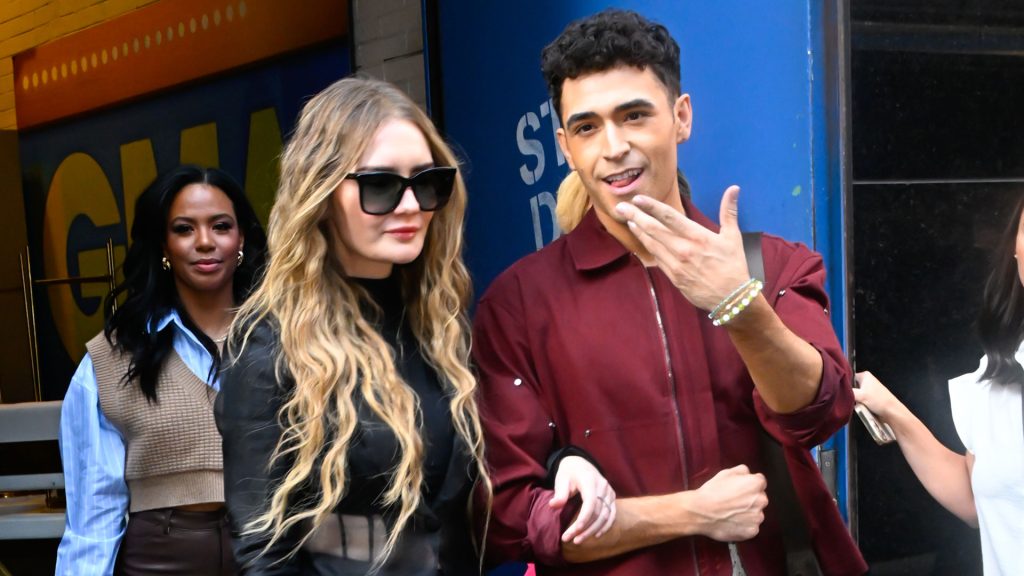 'Ezra Sosa habla sobre cómo mantenerse en forma mientras recorre 'DWTS' y cómo nunca olvidará su tiempo con Anna Delvey' (Exclusivo)