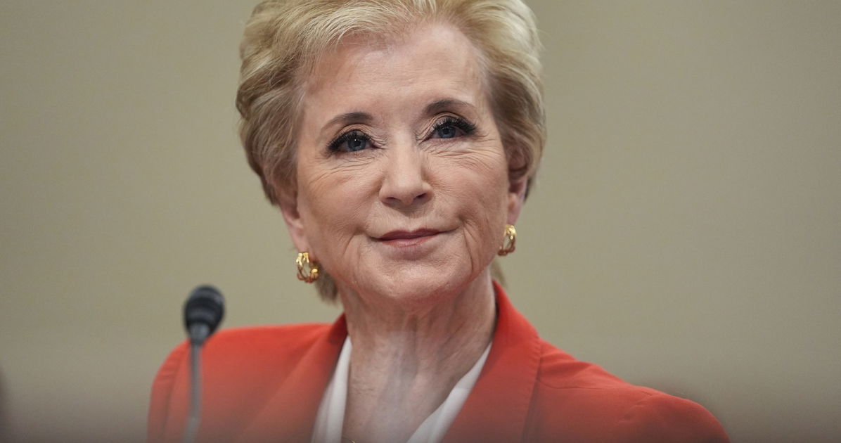 Funcionario anti-LGBTQ+ de Trump demandado por supuestamente permitir que se abusara sexualmente de “niños del anillo” menores de edad