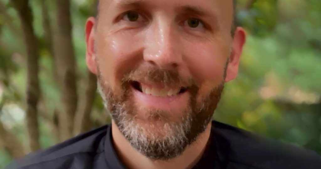 Funcionarios de MAGA invitan a un pastor a orar en una reunión del concejo municipal y luego descubren que es pro-LGBTQ+