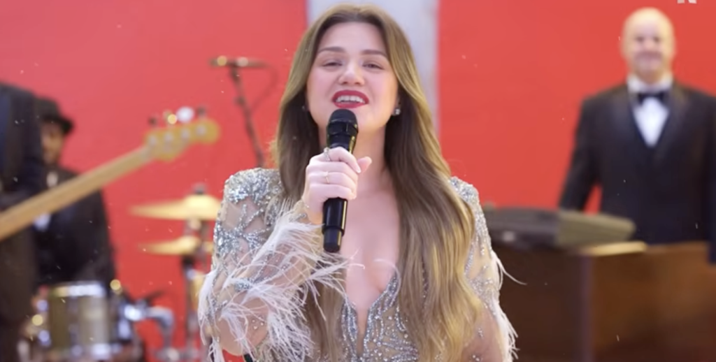 Gracias a Dios, Kelly Clarkson encabeza la apertura del programa del día del partido navideño de la NFL de Netflix