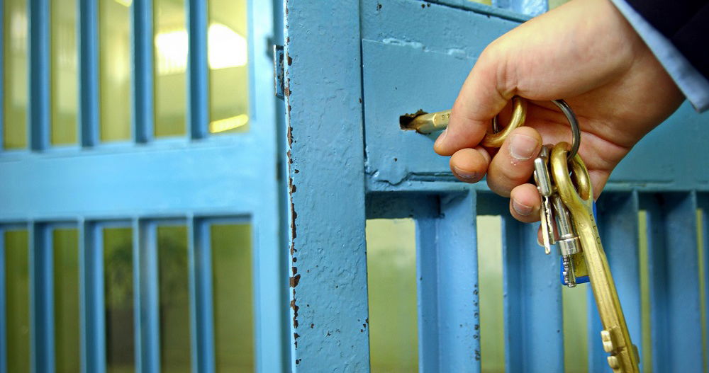 ICE la separó de su esposa. Ahora sufre en un limbo legal sin fin.