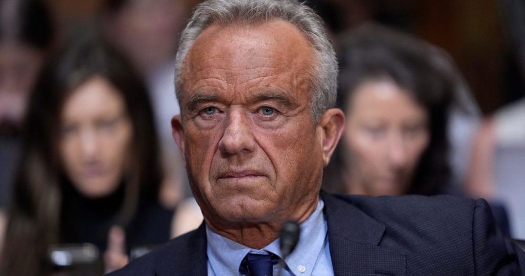 Kennedy elimina 18 millones de dólares en subvenciones para atención médica infantil en medio de ataques del HHS a la atención que afirma el género